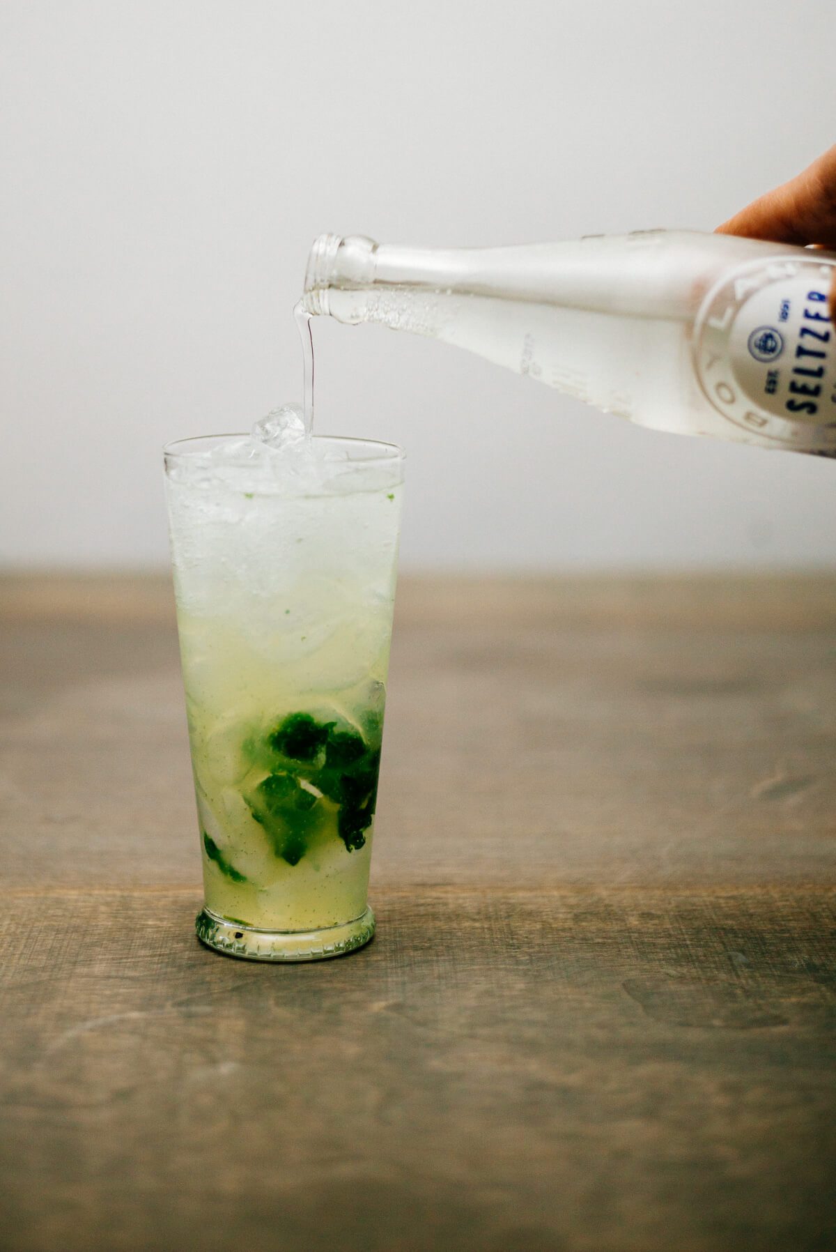 Making a classic mojito with tonic water