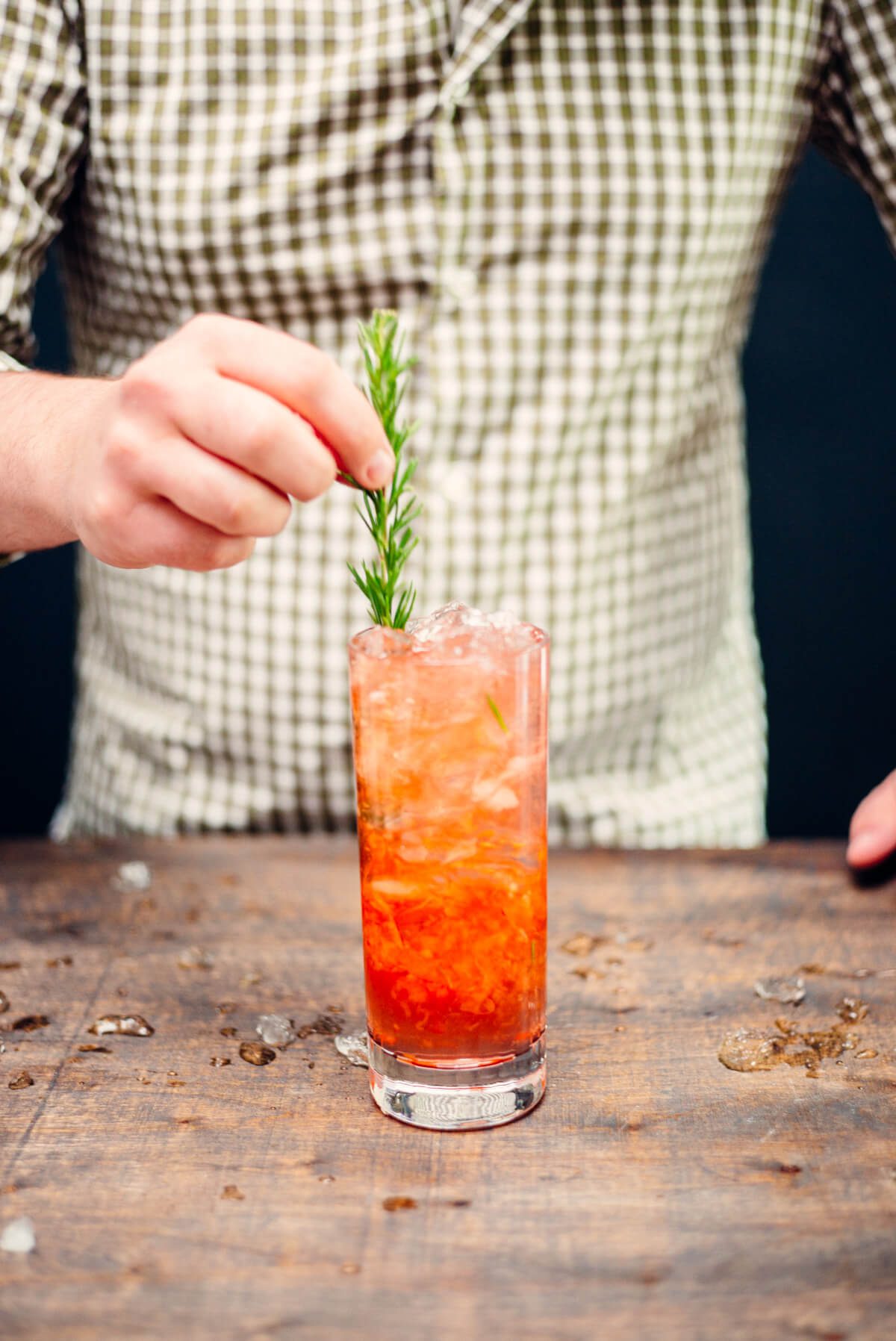 Garnishing a Conquistador's Tonic cocktail