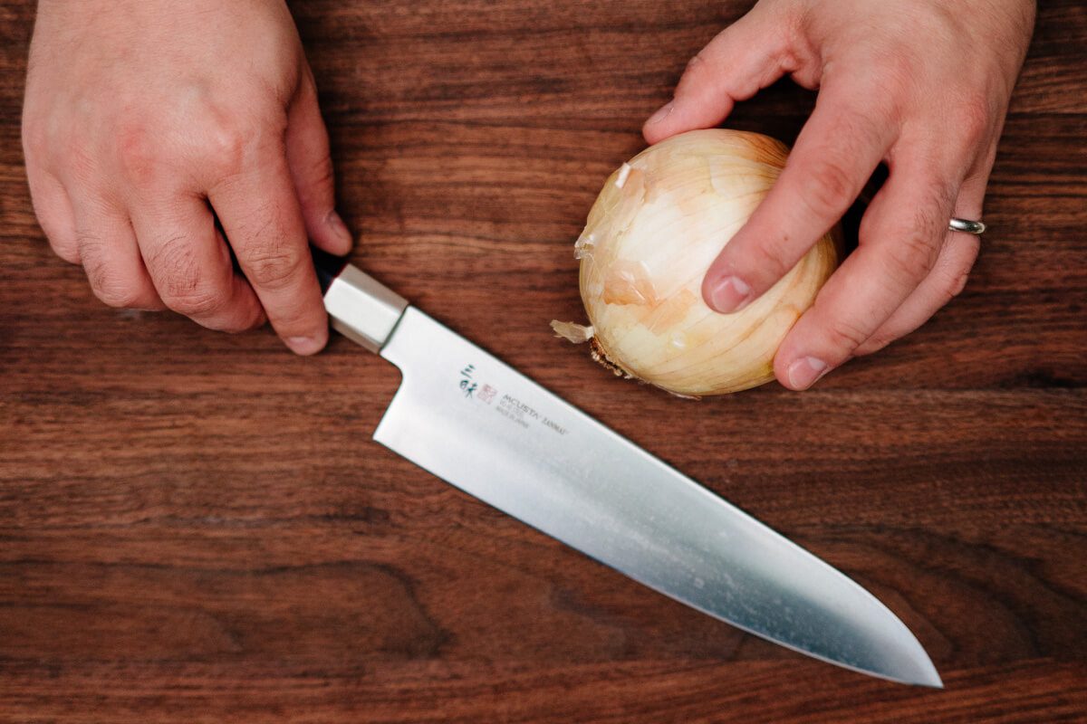 How to cut an onion with a sharp knife