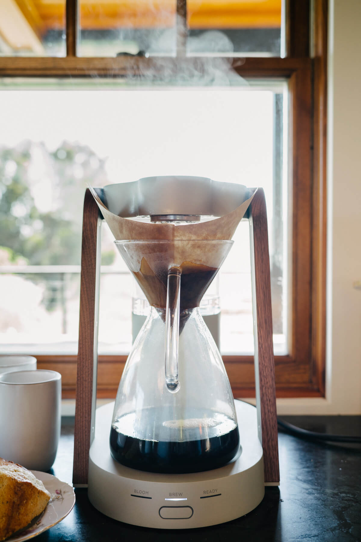 Ratio Eight coffee maker with heath ceramic mugs