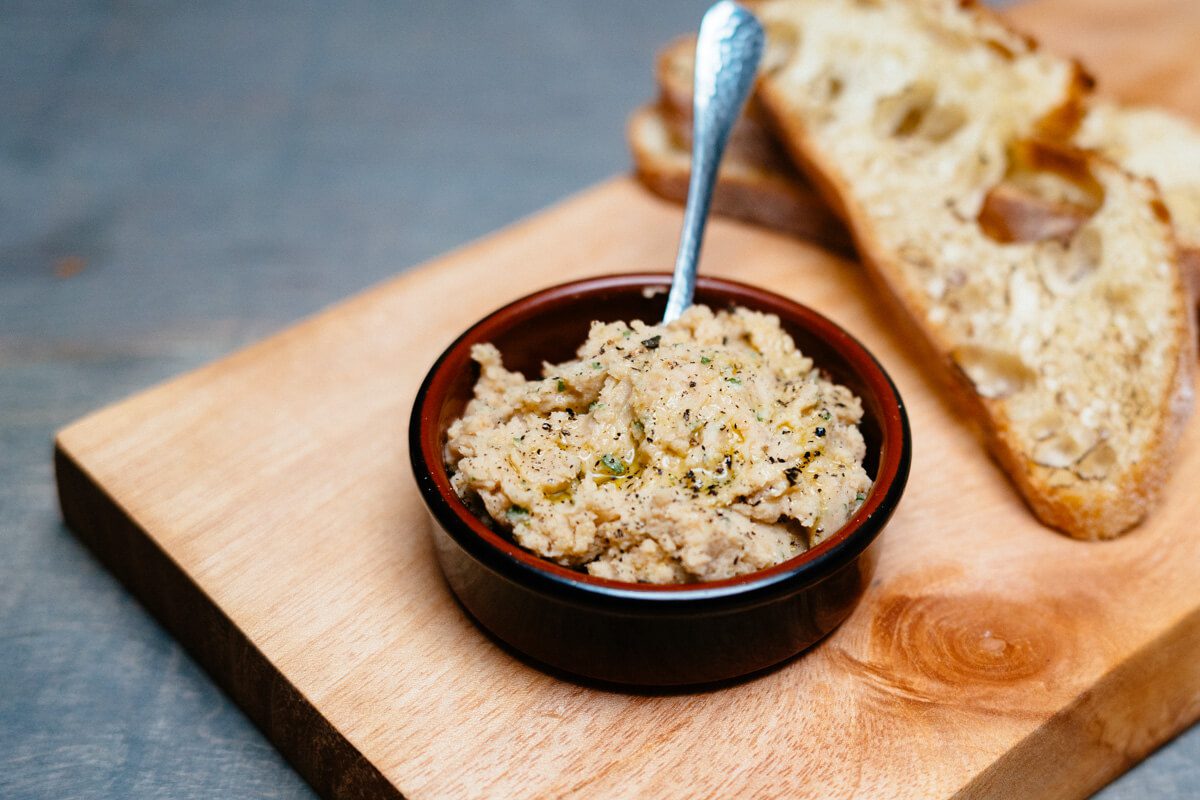 The Taste Edit's italian appetizer that's vegan, vegetarian, and gluten free - white bean crostini