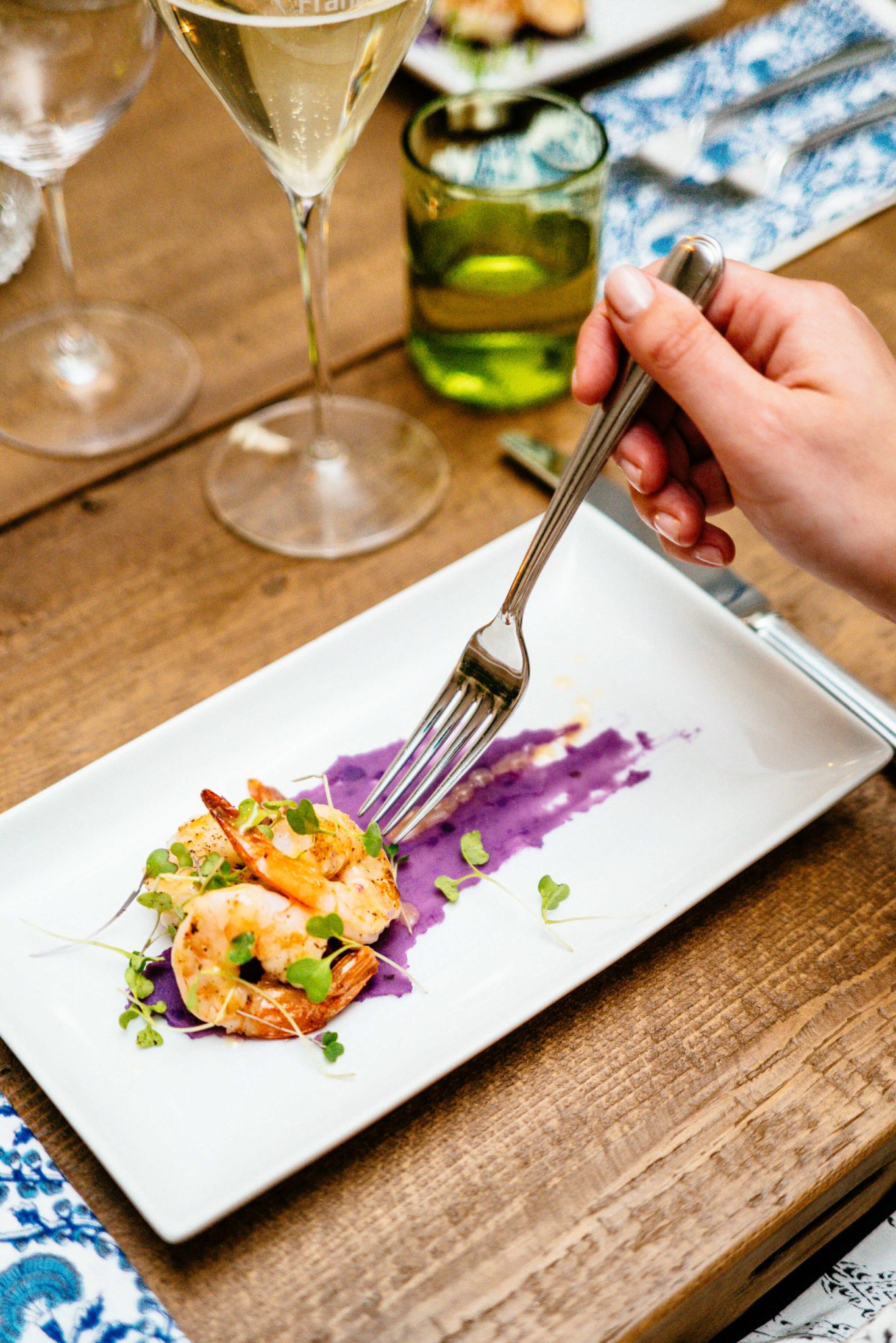 This recipe with Franciacorta and shrimp is delicious topped with micogreens