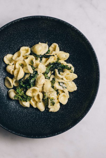 This simple recipe creamy blue cheese mac and cheese made with a creamy blue cheese sauce and greens made by The Taste Edit