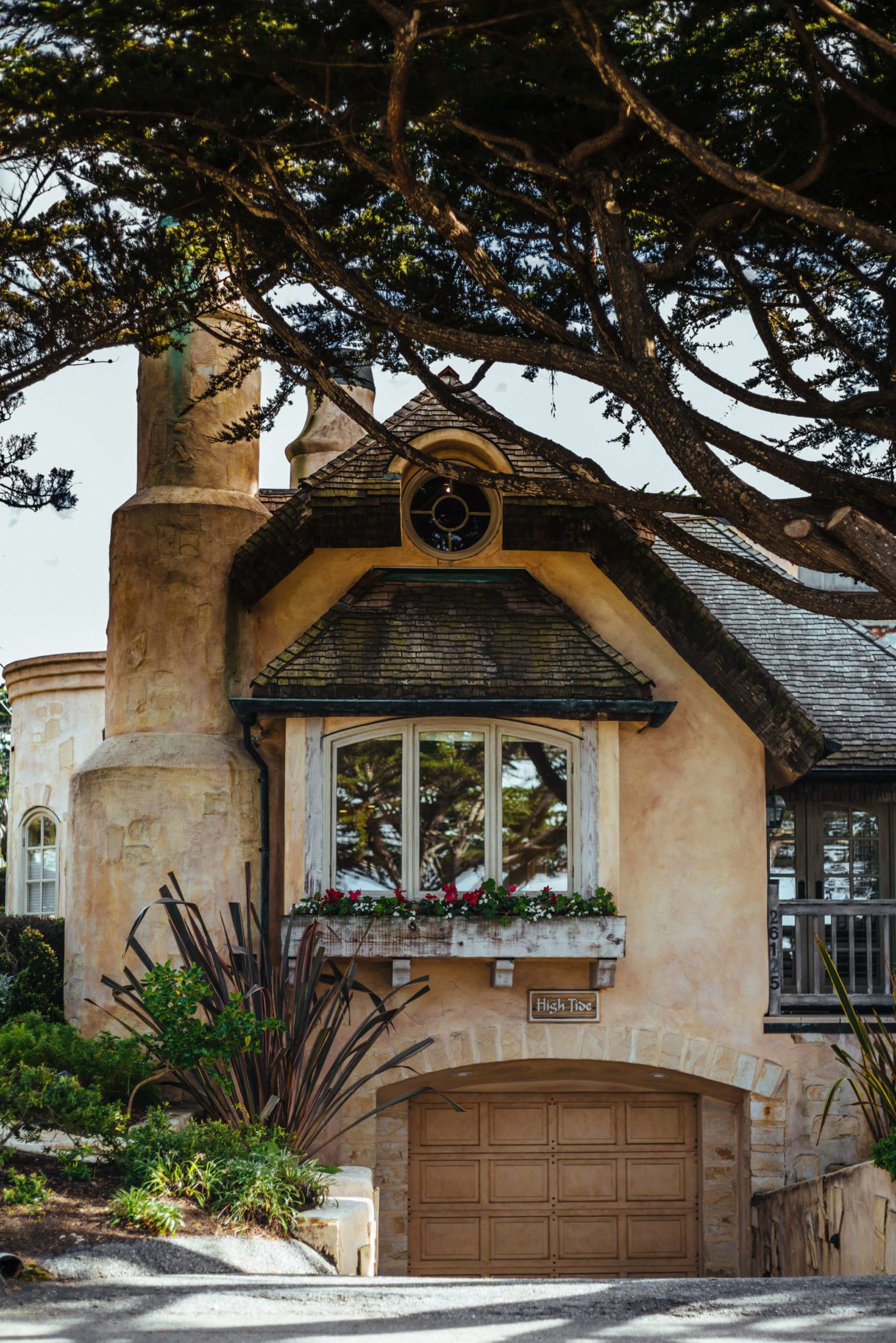Weekend Guide to Carmel from The Taste Edit - homes across from the beach