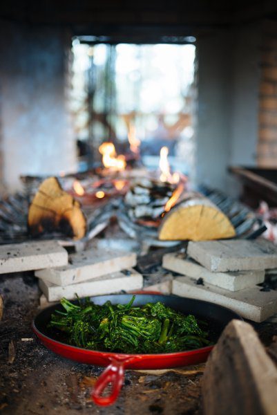 Tim Byres makes a grilled broccoli rabe and arugula salad from his award winning smoke cookbook. The Taste Edit experiences it at their visit to Paws Up in Montana.
