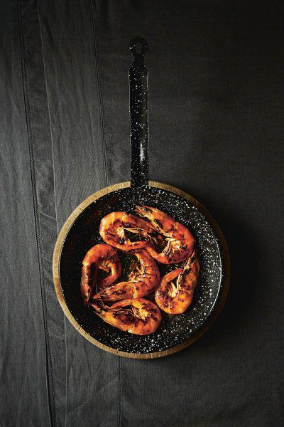Portuguese Spicy garlic prawns recipe including piri piri hot sauce, garlic cilantro rice, and mouthwatering grilled shrimp. | thetasteedit.com #recipe #shrimp #grilling