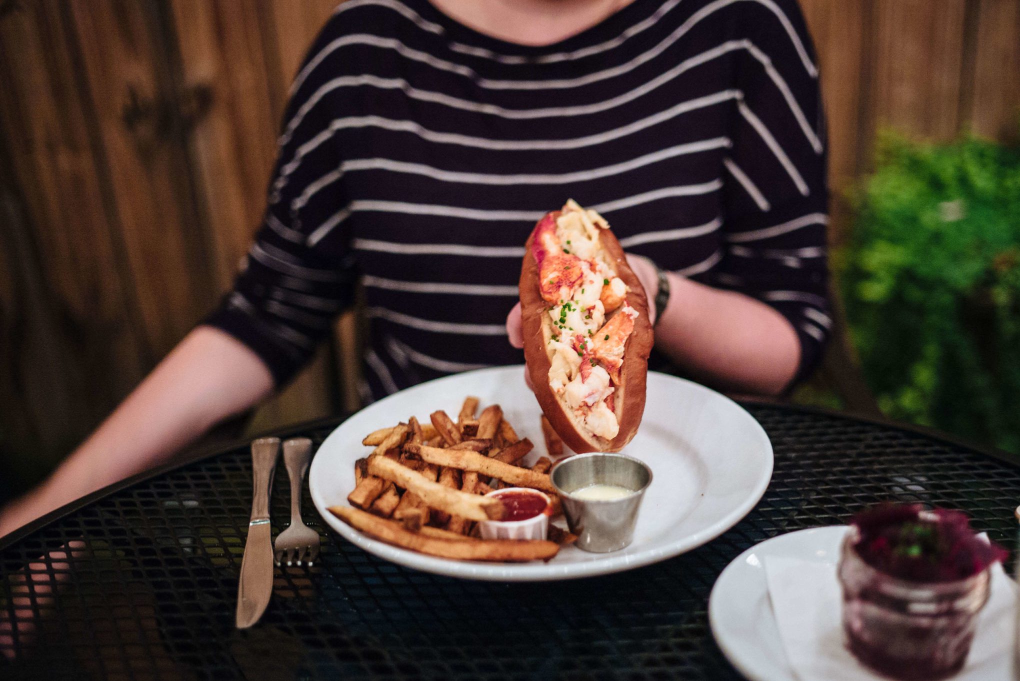 Thames Street Oyster House bar has is the best restaurant in Baltimore for crab cakes, lobster rolls, and oysters in historic Fells Point, The Taste Edit #lobster #travel