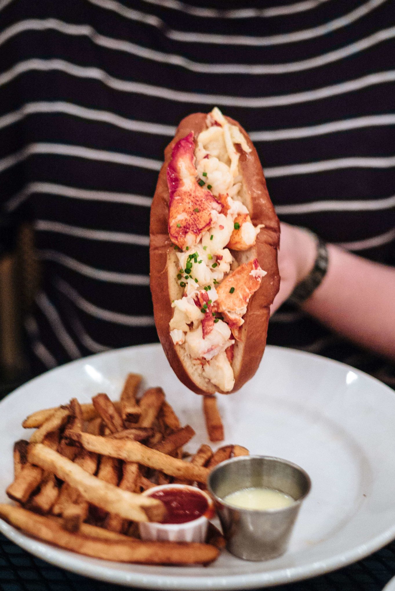 Thames Street Oyster House bar has is the best restaurant in Baltimore for crab cakes, lobster rolls, and oysters in historic Fells Point, The Taste Edit #travel #lobsterroll