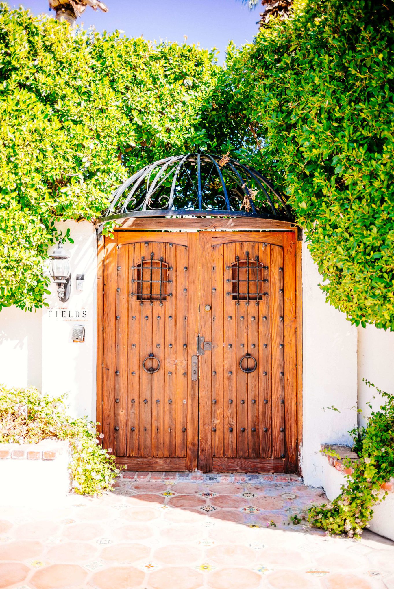 Wooden gate that hides another home : Tour the beautiful Mid Century Homes in Palm Springs, The Taste Edit