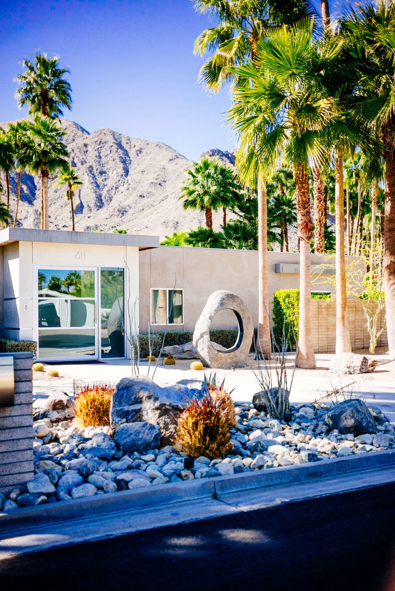 Catcus garden : Tour the beautiful Mid Century Homes in Palm Springs, The Taste Edit