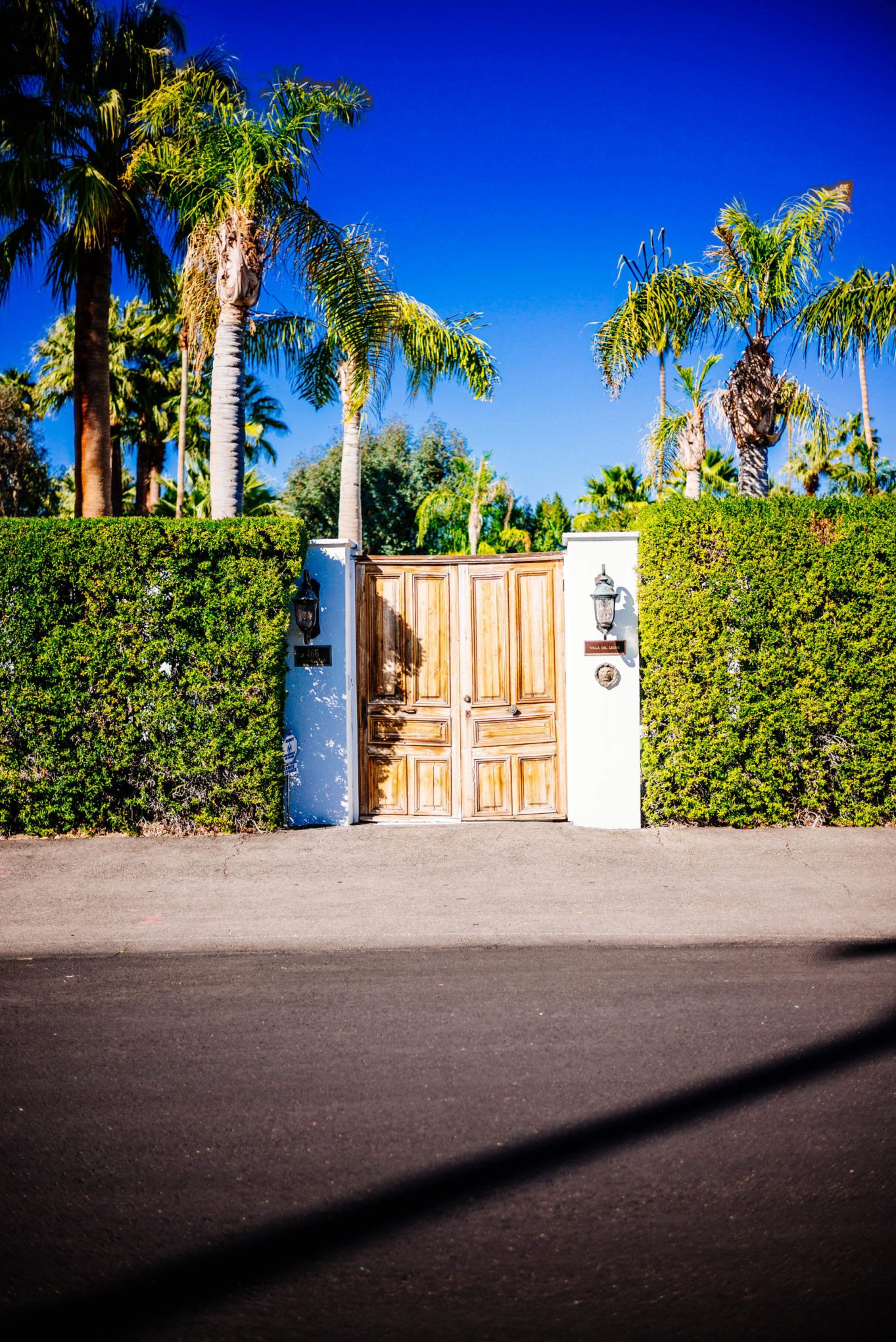 We love the gate entrance to this house: Tour the beautiful Mid Century Homes in Palm Springs, The Taste Edit