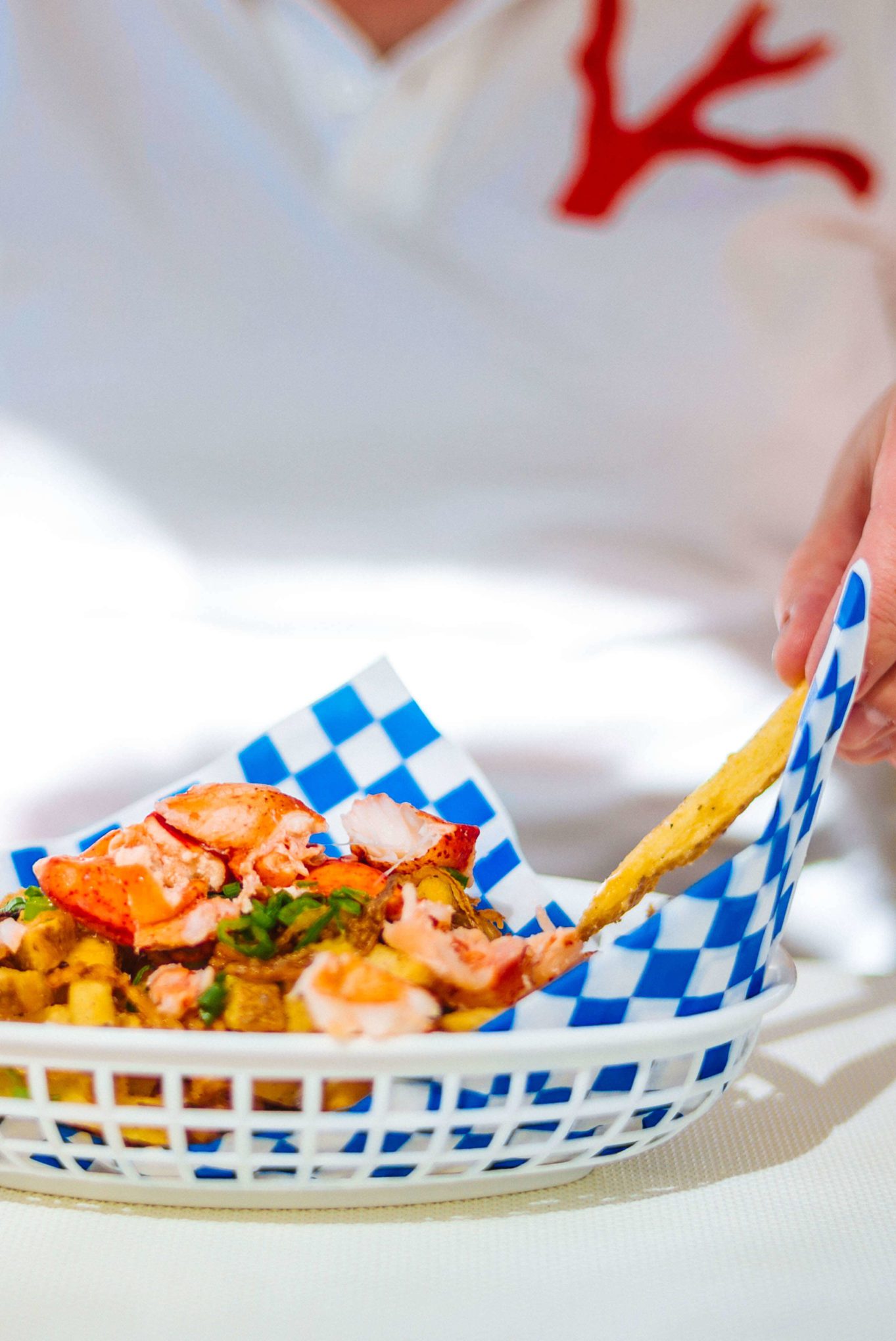 Wearing an Isaia polo, sipping on a spritz, and digging into the lobster fries with truffle sauce reminds us of the Mediterranean coast at Holiday House in Palm Springs is an adorable hotel in the heart of downtown, The Taste Edit