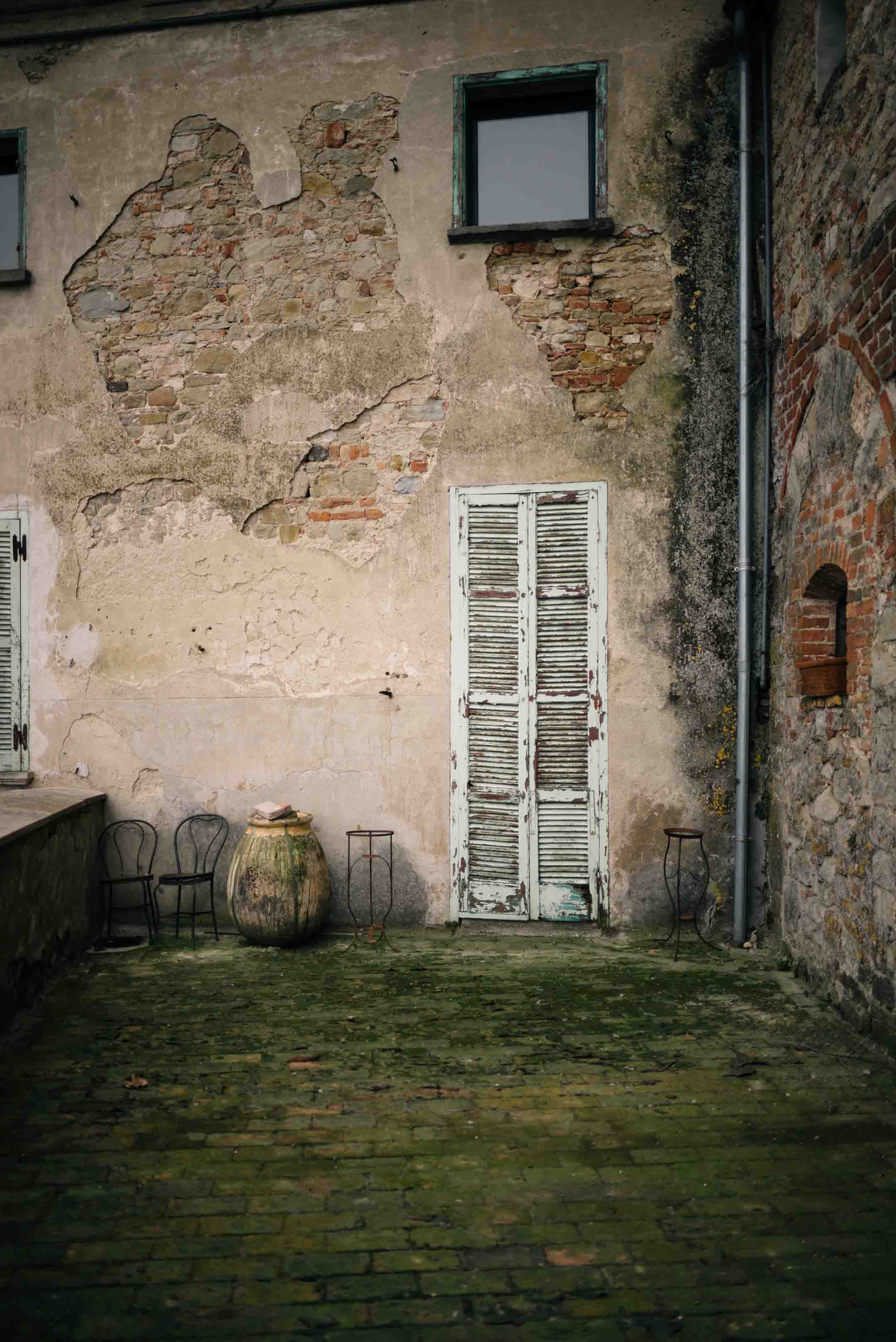 The Taste Edit, culinary photographers, recommends visiting this magical winery in northern Italy. Castello di Stefanago is near the town of Pavia in Lombardy. Winemaker and owner Giacomo Baruffaldi gives us a tour of the winery where they make Baruffaldi natural wines. Beautiful corners and windows in the castle.