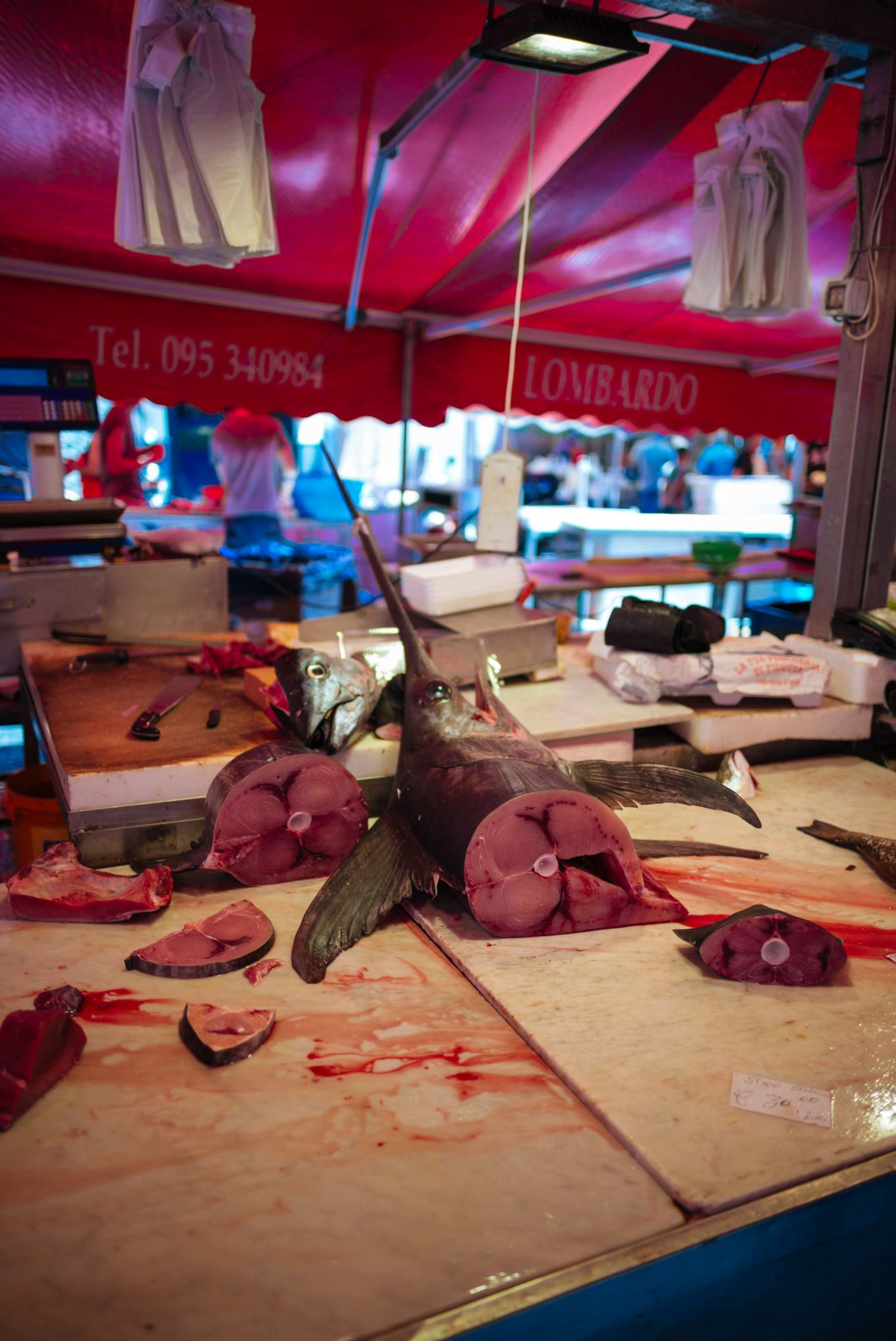 Der Geschmack von Schwertfisch auf dem Fischmarkt von Catania in Sizilien Italien.