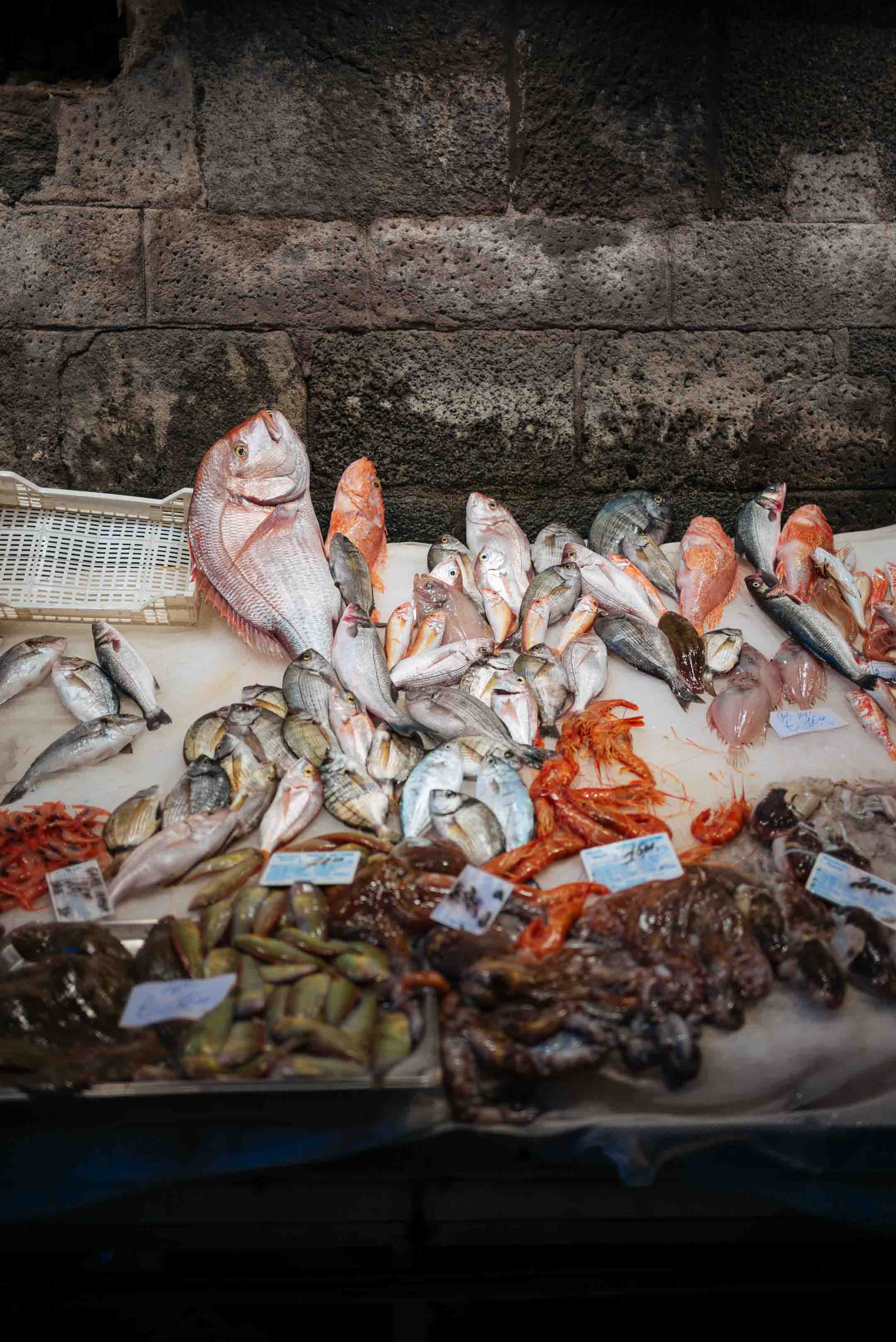 viskraam op de Catania vismarkt in Sicilië Italië, de smaak bewerken 