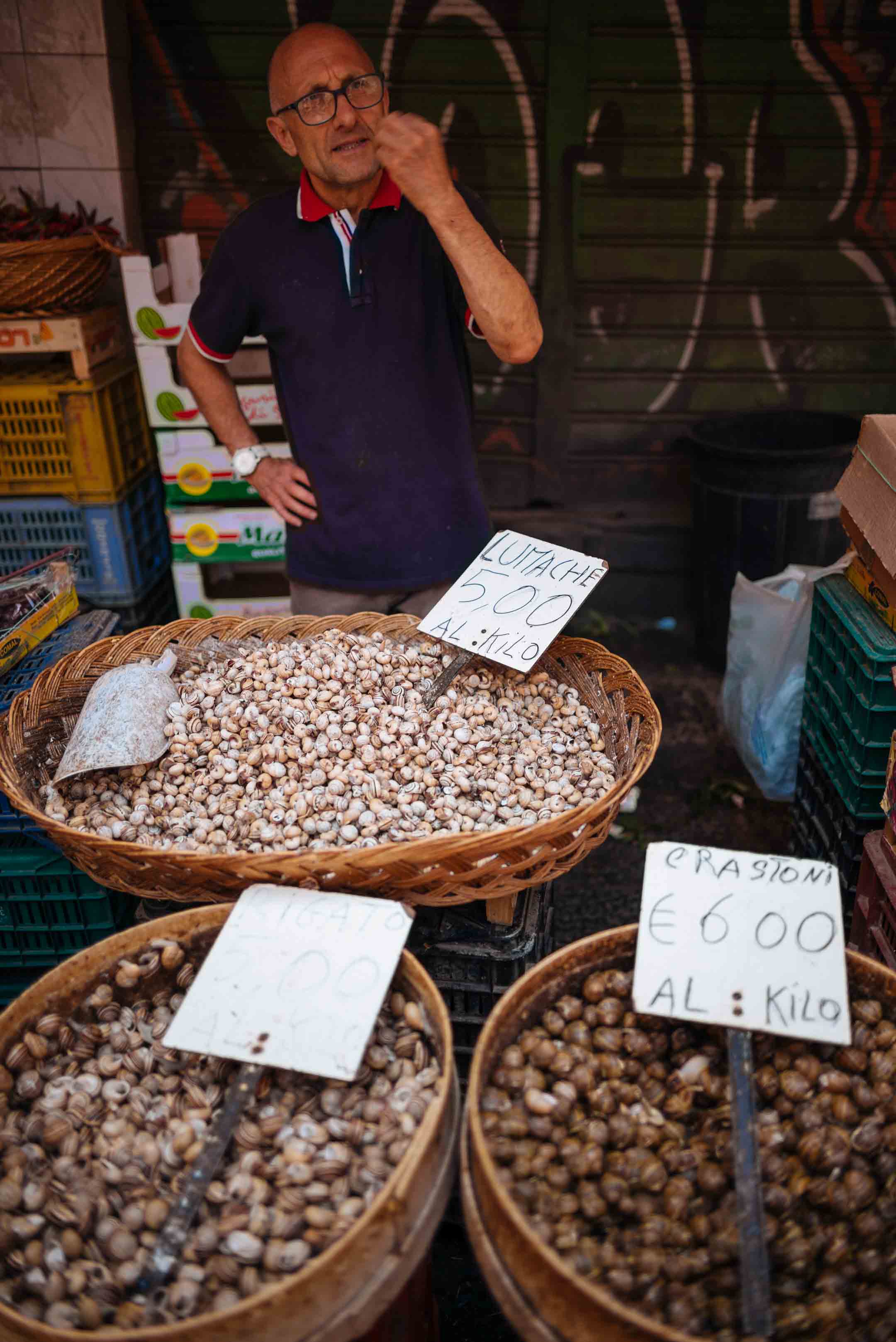  La edición de sabor visita el mercado de pescado de Catania y ve un vendedor de caracoles en Sicilia.