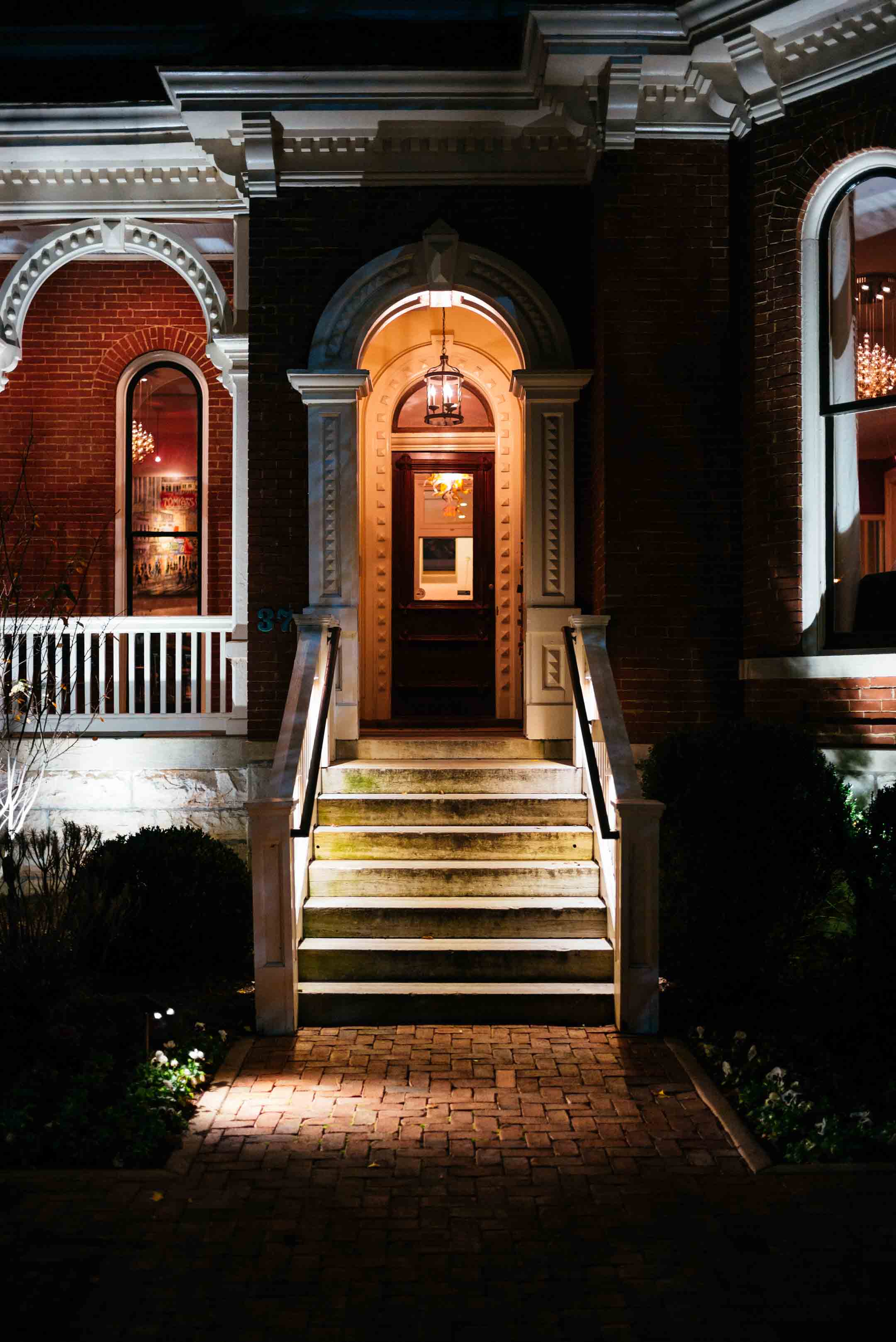 Looking for good southern food? Visit Nashville Has for pimento cheese, bourbon, sweet tea, and chops set in a historic home in nashville.