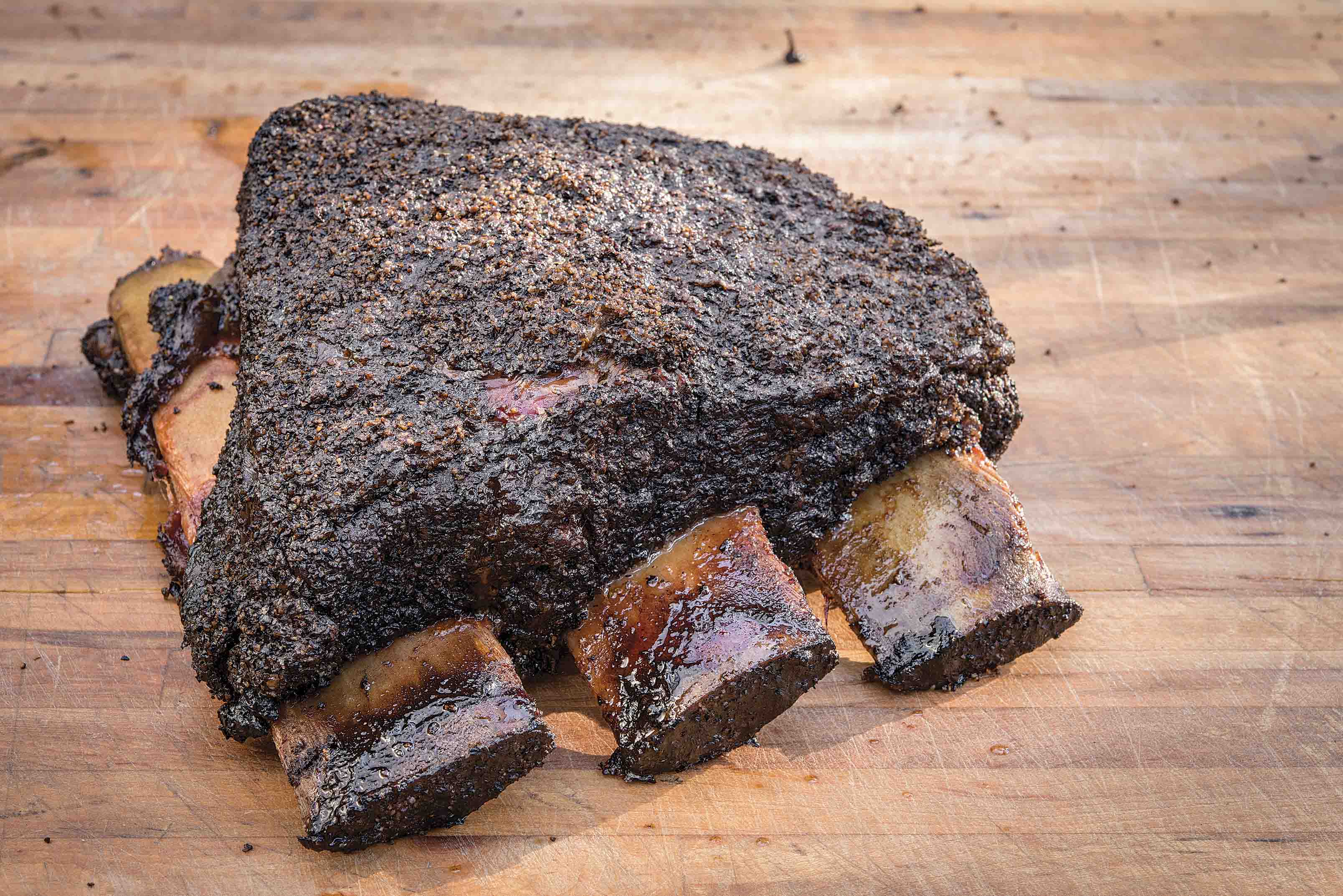 https://thetasteedit.com/wp-content/uploads/2018/08/FranklinBarbecue-WyattMcSpadden-beefribs-austin.jpg