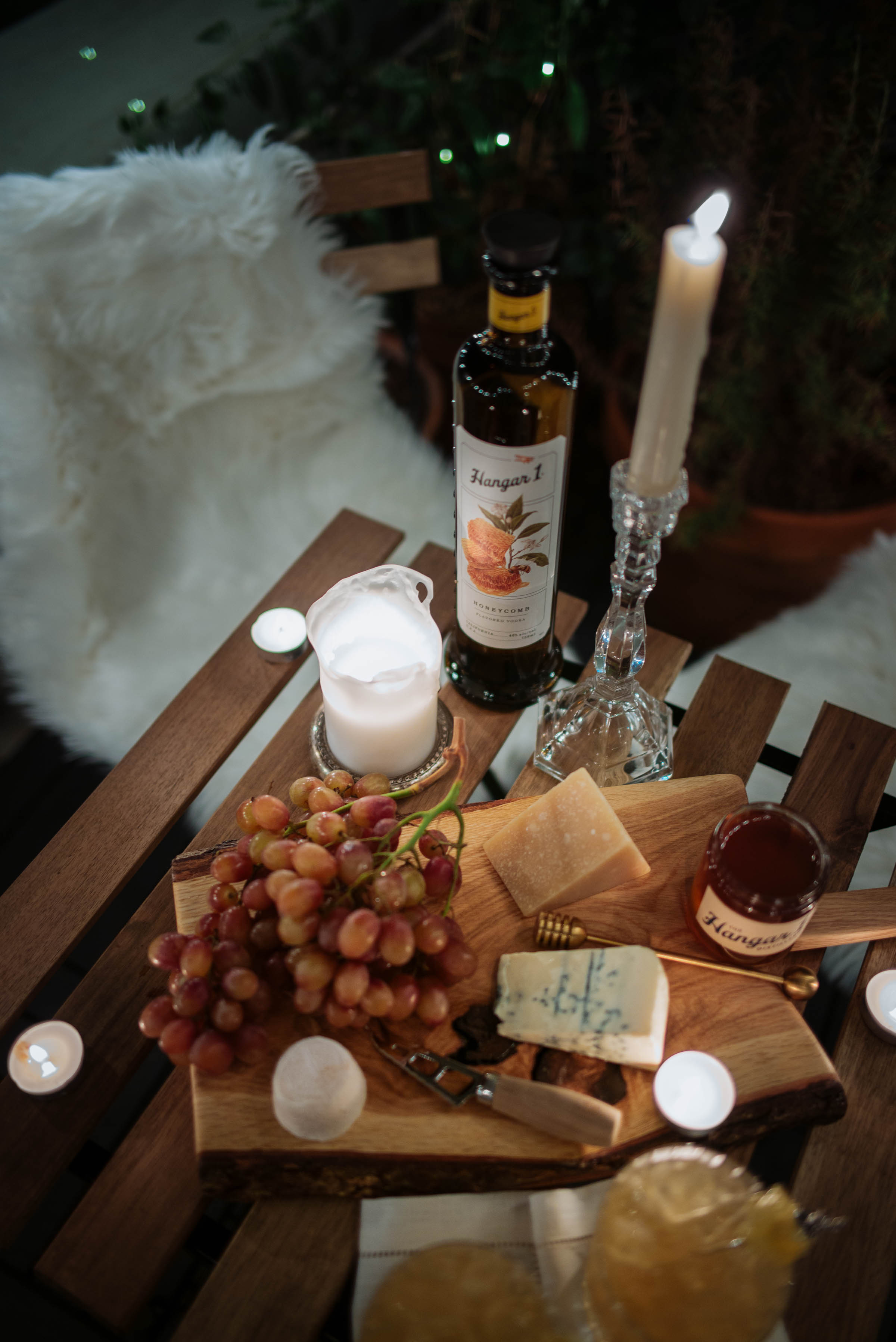 If you’re looking for an easy appetizer, this is it! Your cheese board with cocktails and it’s the perfect start to a dinner party or an alfresco autumn evening with friends. A cheese board with honey and fruit would also be an easy appetizer at your holiday gatherings. Sponsored by @Hangar1distillery.