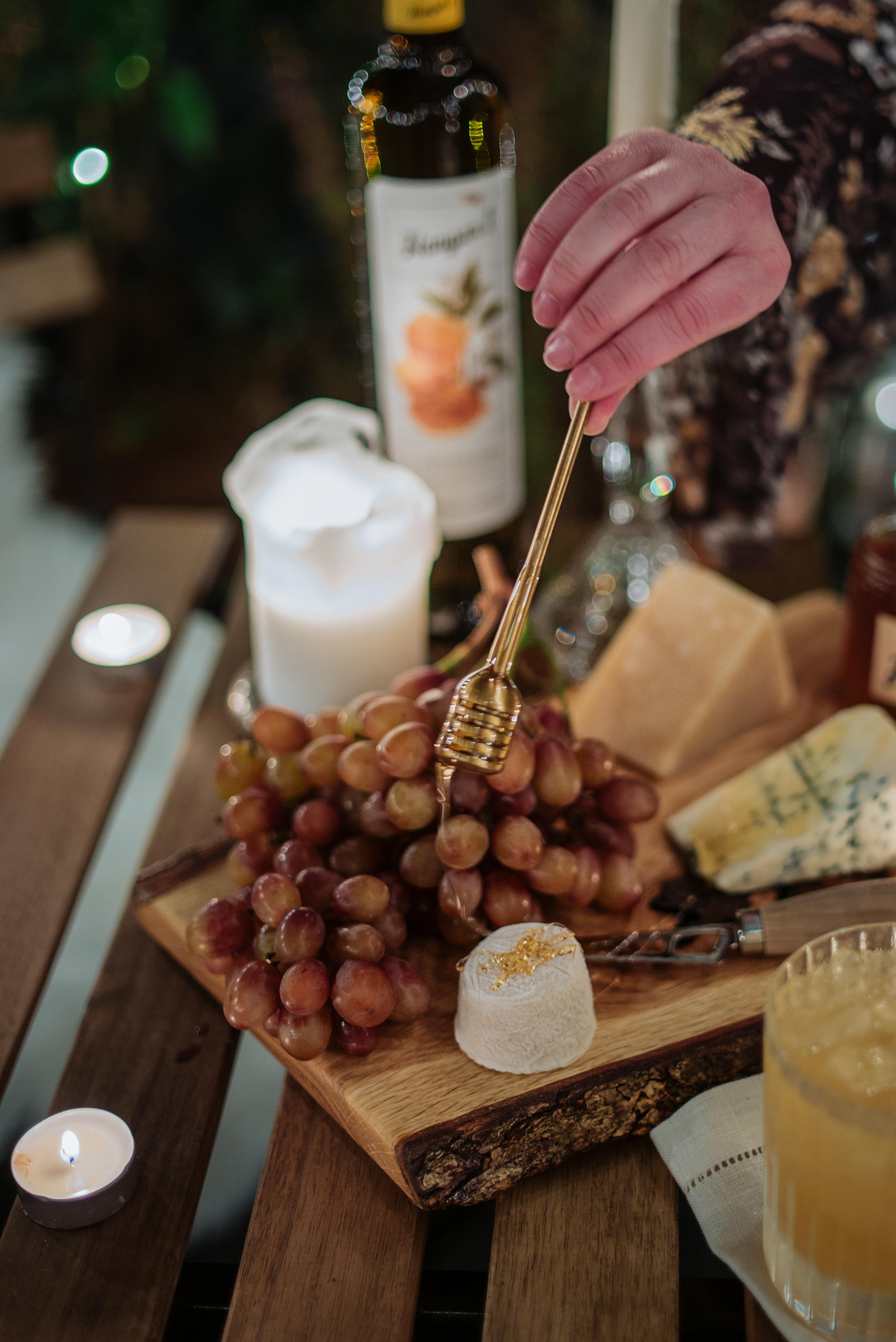 If you love honey, you’ll love this! What cheese pairs best with honey? Goat cheese, blue cheese, hard cheese, Parmesan, Gouda. What cheese should you pair with honey? Sponsored by @Hangar1distillery.