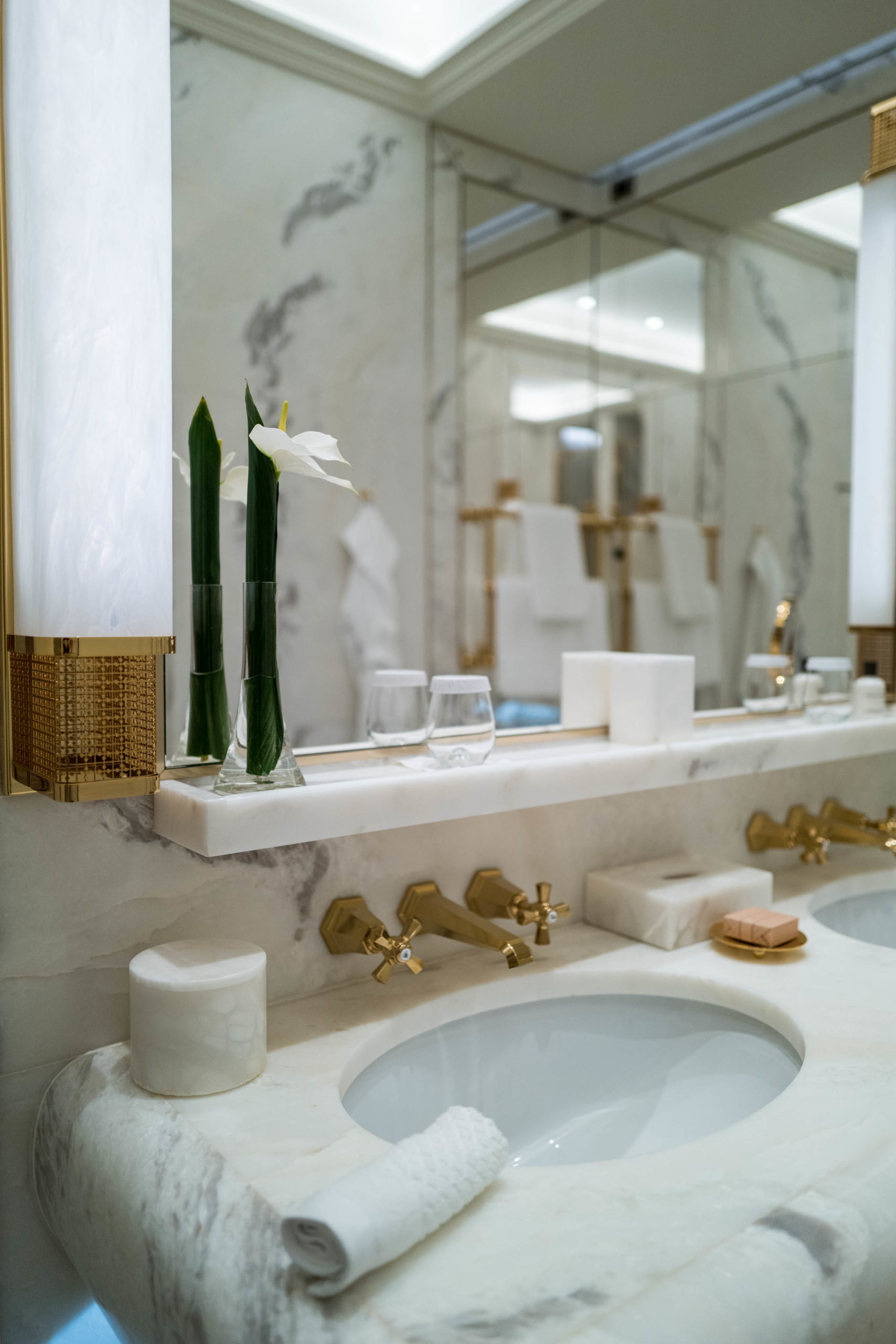 We love the light fixtures in the Hotel Eden Rome's bathroom, The Taste Edit #hotel #rome #italy #bathroom