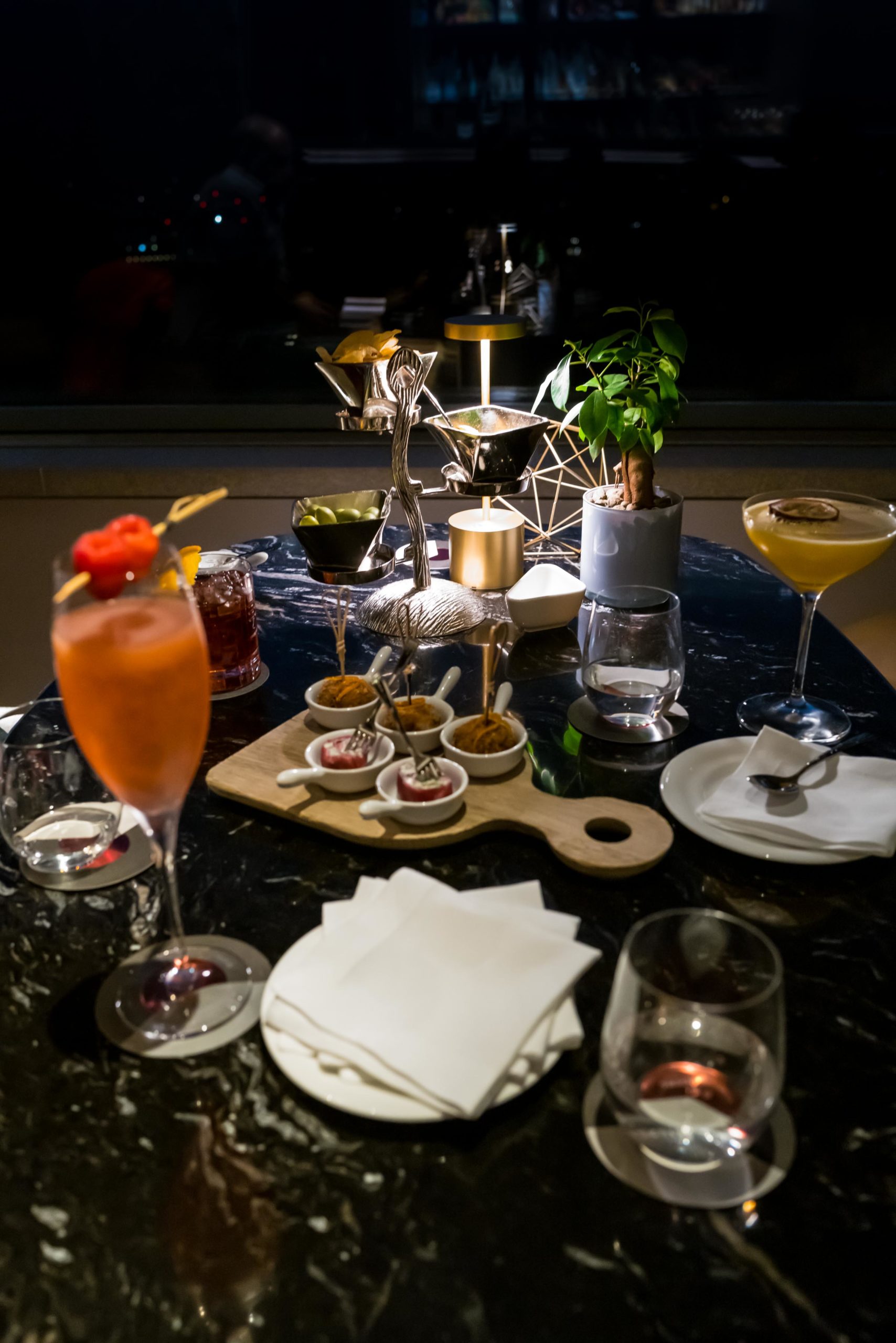 Aperitivo includes delicious cocktails and snacks at the Hotel Eden Rome, The Taste Edit #hotel #rome #italy #bar