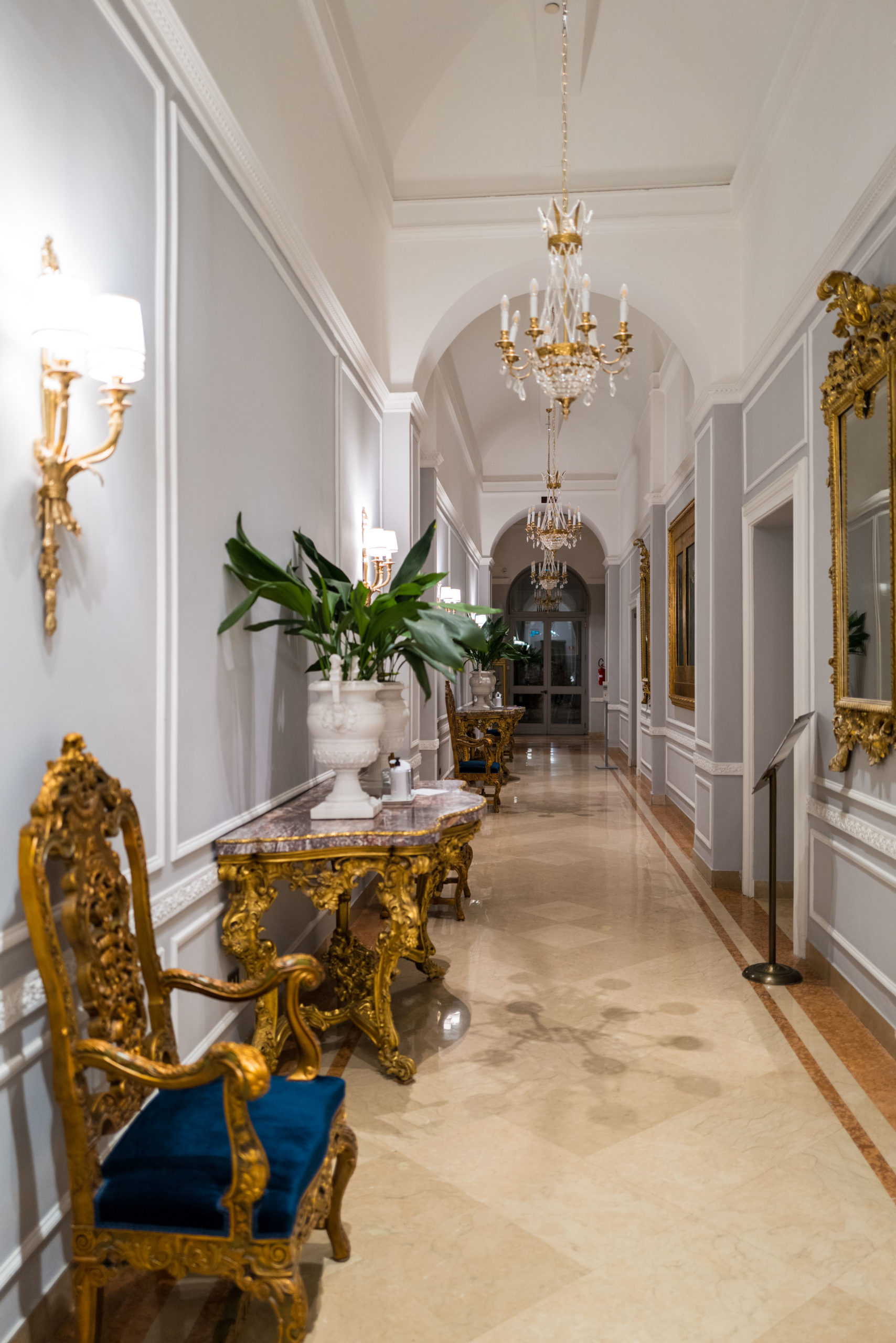 Stay near the train station at St Regis hotel Rome bar Lumen, The Taste Edit #hotel #rome #italy