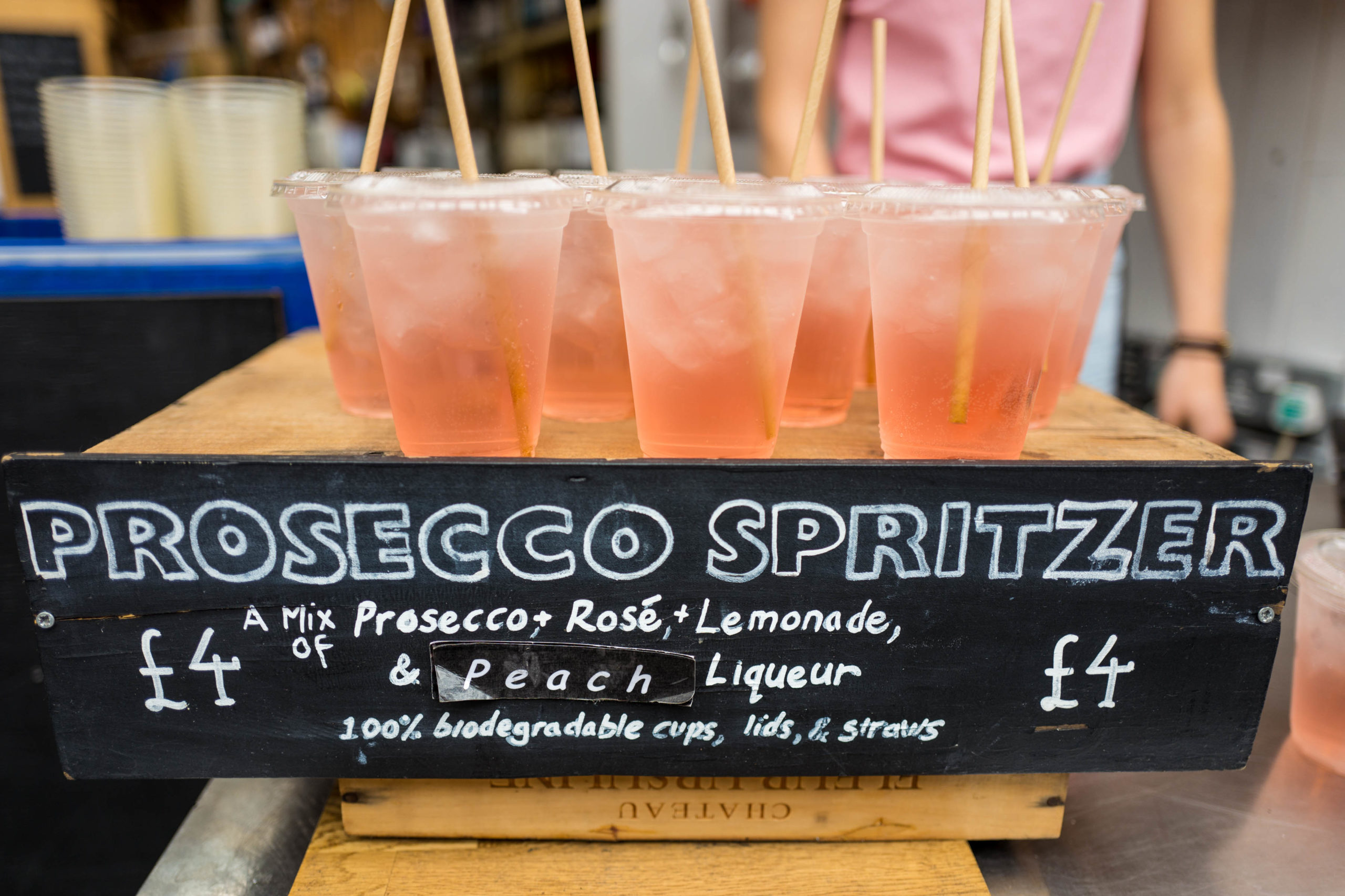 You'll find amazing stalls at Borough Market in London like these refreshing Prosecco spritzes. Use The Taste Edit's guide to the market #London #travel #foodie #cocktail