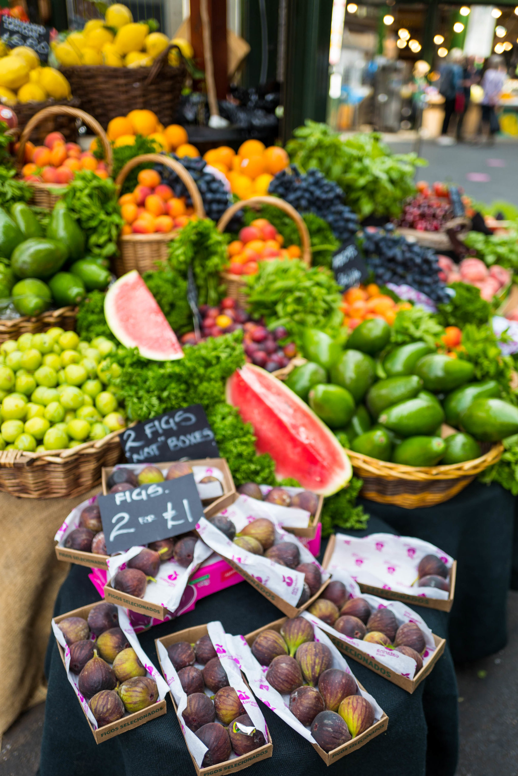 Guide to London's Borough Market has lists where to find the best bread, best cheese, and seasonal produce #London #travel #foodie