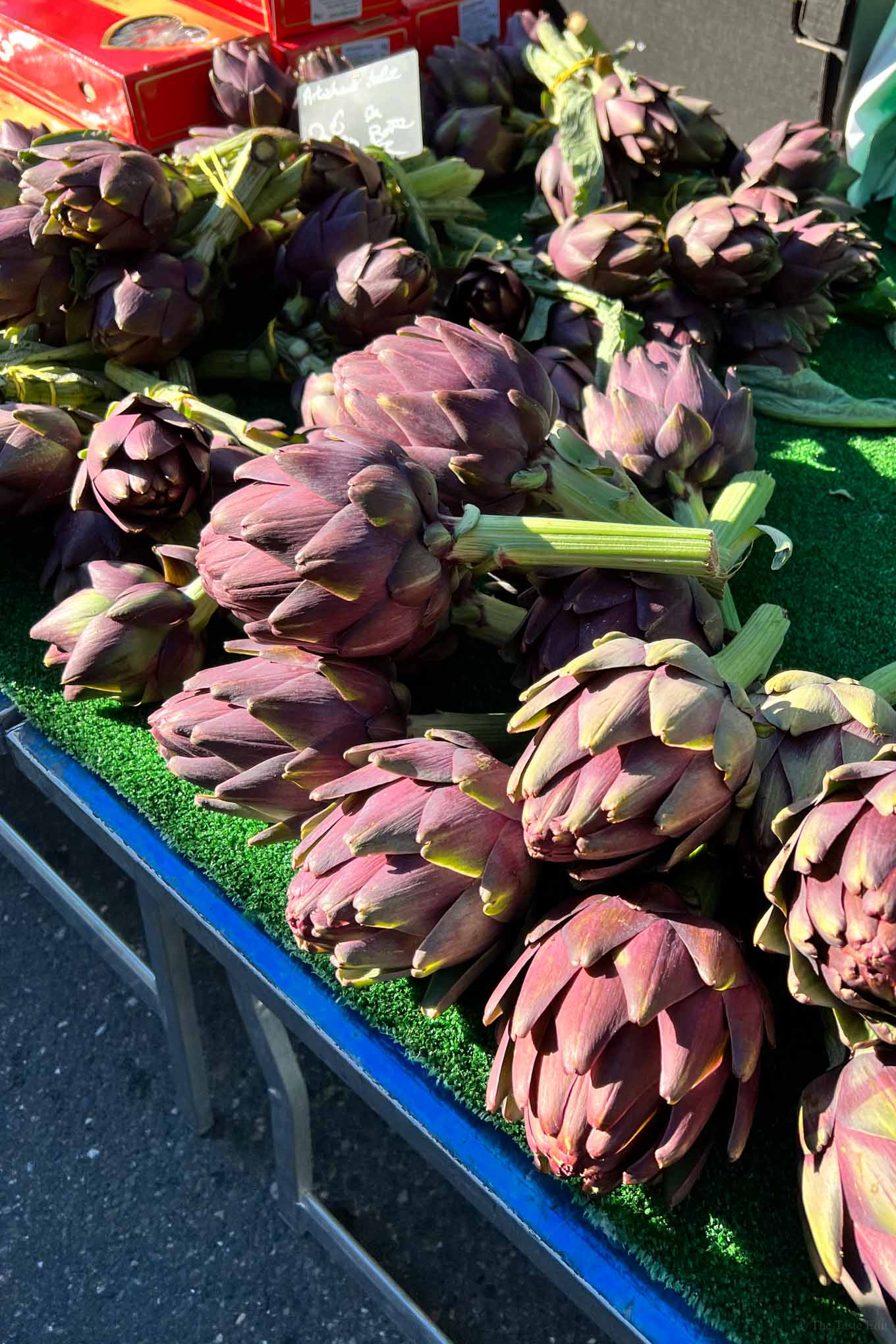 French market selling purple artichokes