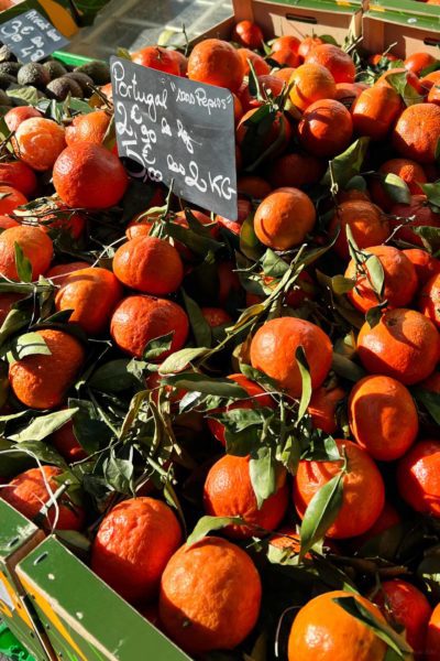 French market selling oranges