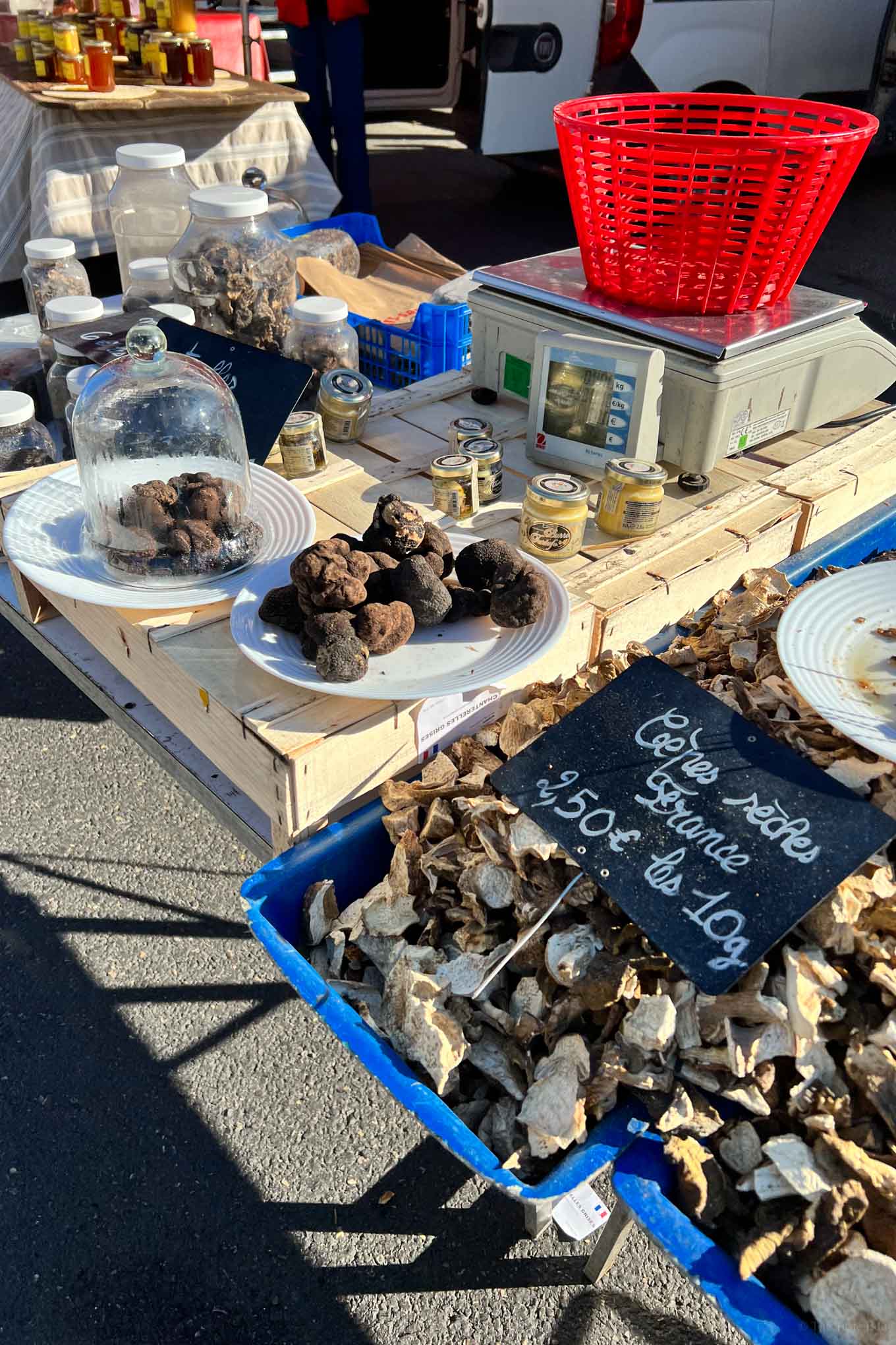 French market selling mushrooms and truffles