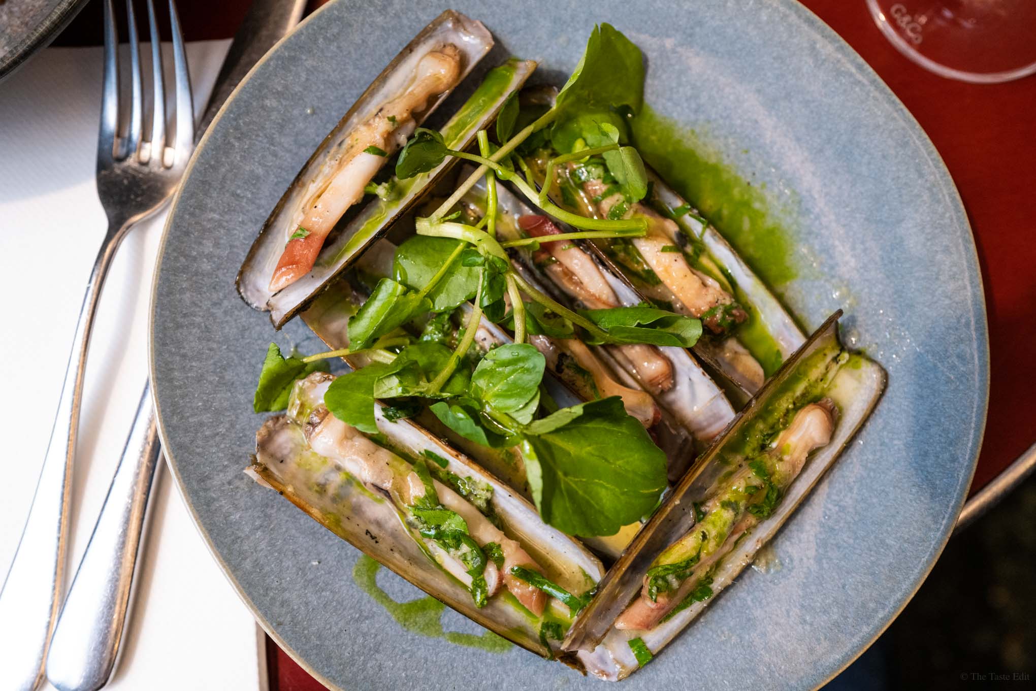 Juveniles Paris restaurant serving razor clams along with a delightful wine list