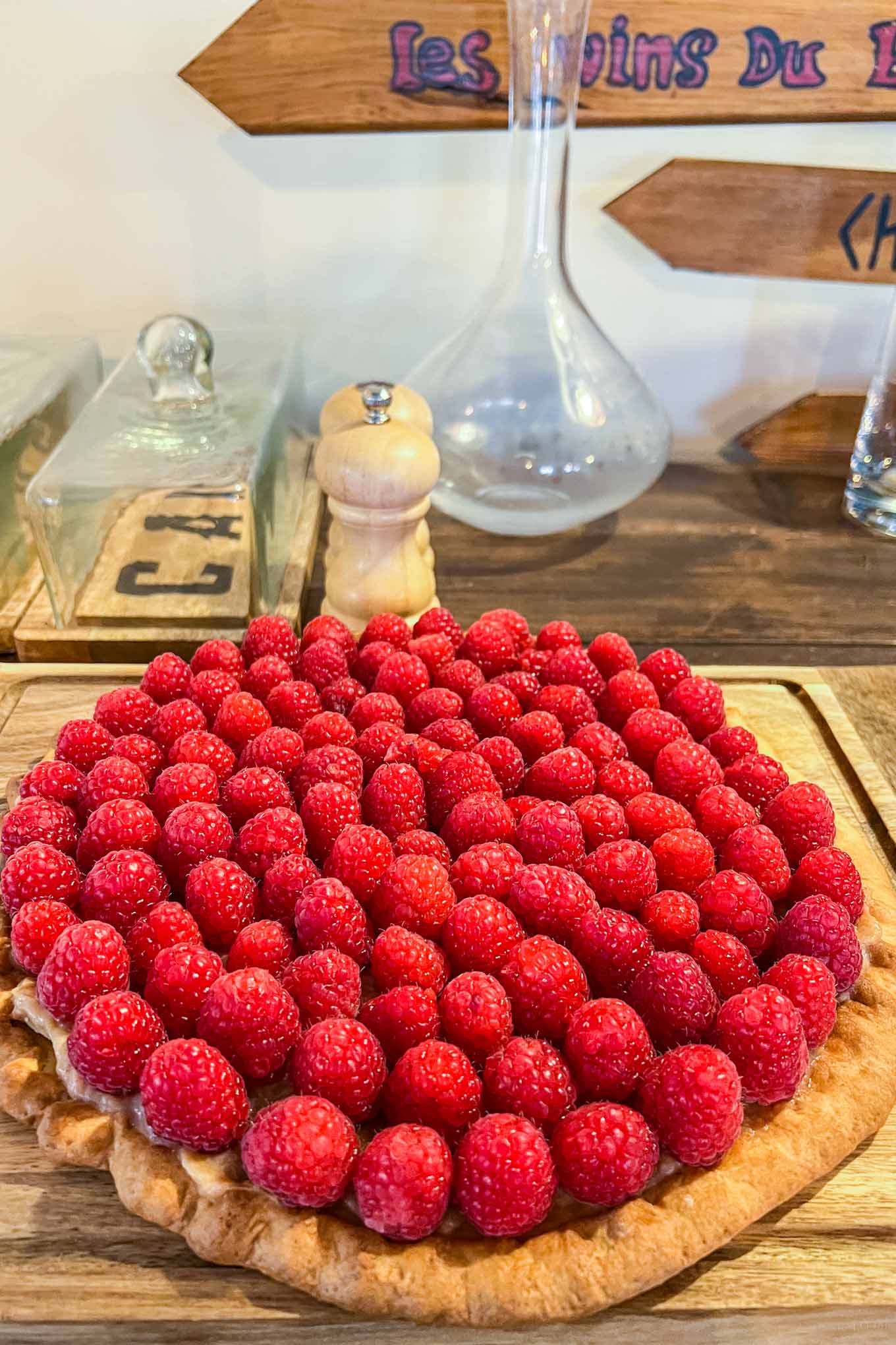 cave et cuisine in burgundy restaurant raspberry tart