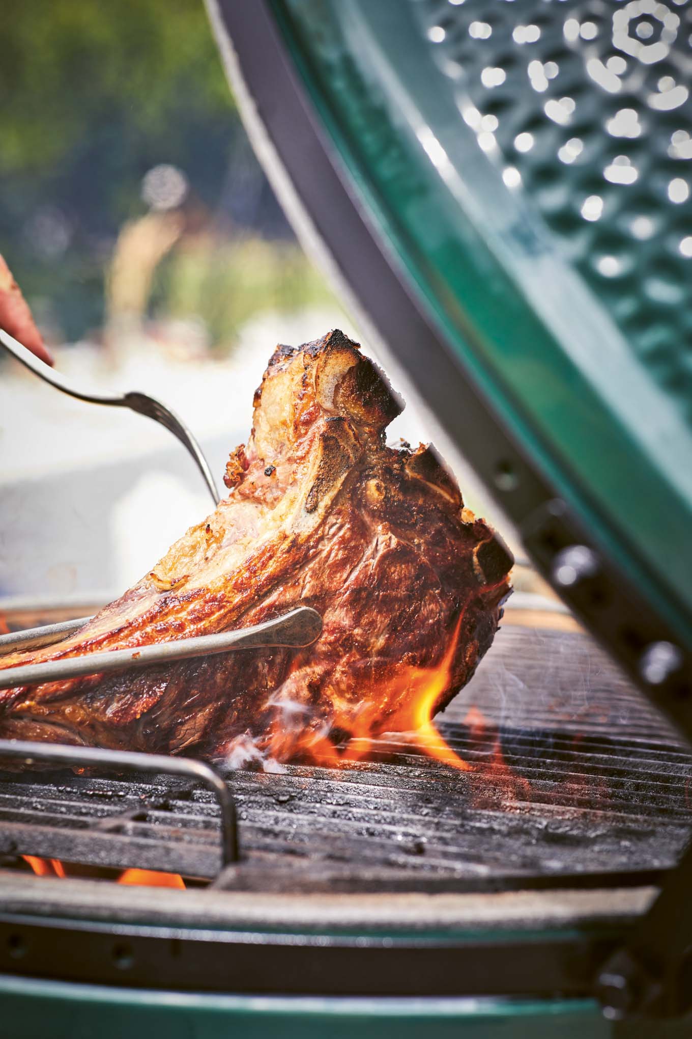 Cooking steak on green egg hotsell