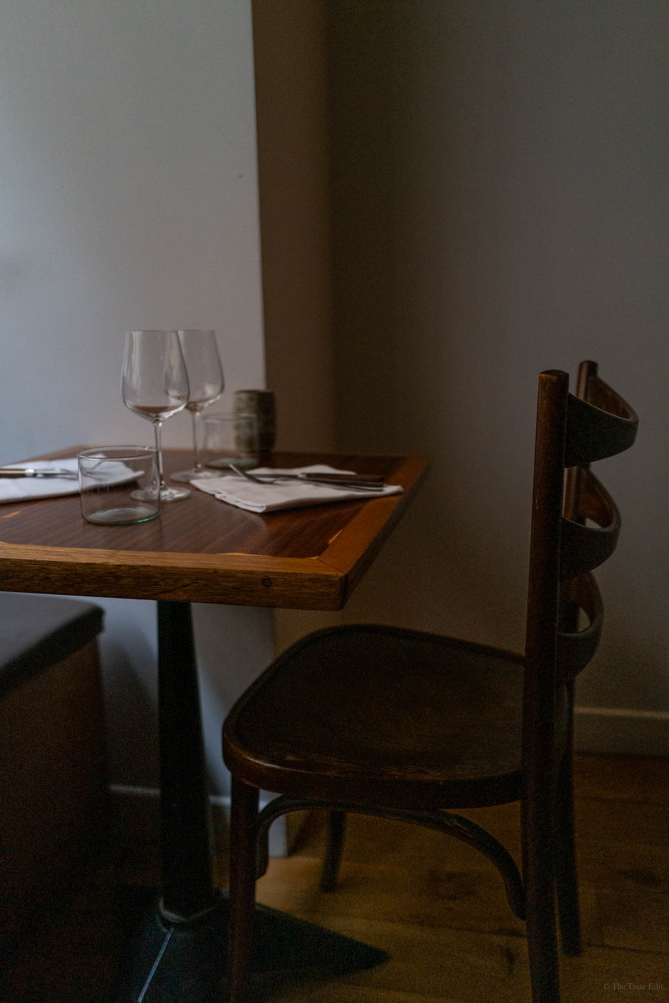 One of the most popular restaurants in Paris Le Rigmarole serves lunch and pizza at night