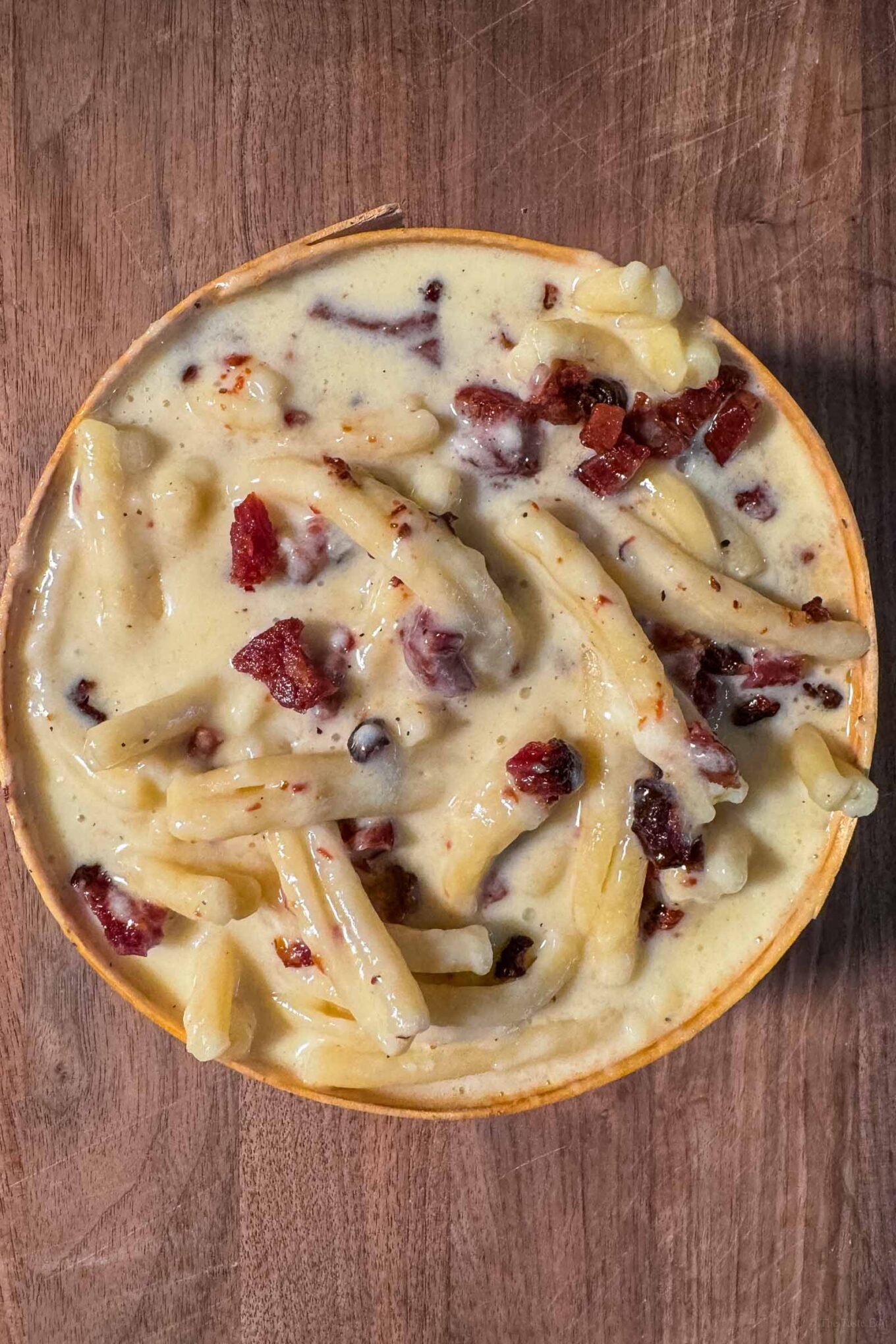 mix bacon and pasta in the wooden box with melted cheese