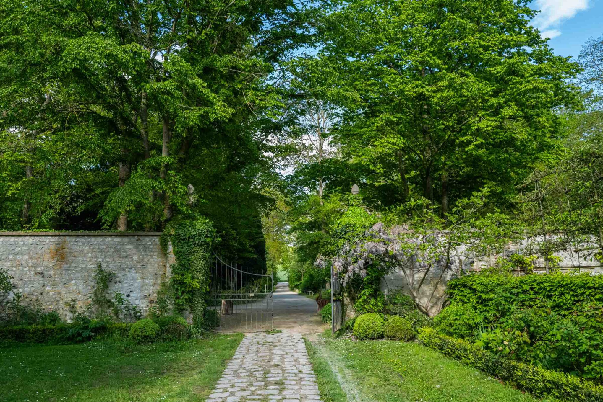 the gardens at Domain Primard Hotel in Normandy France