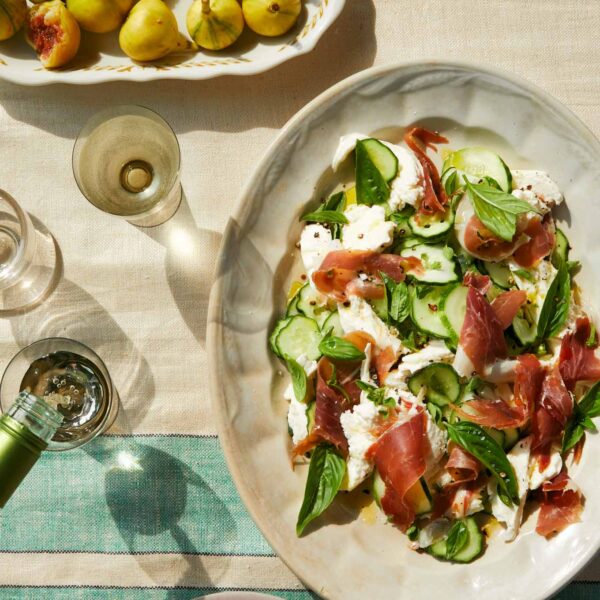 The best italian summer salad with figs and cheese