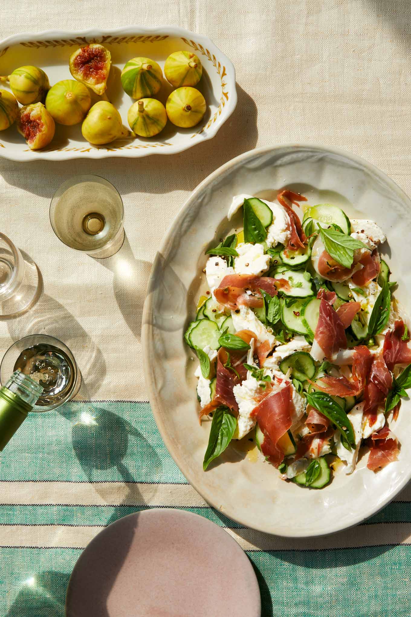 The best italian summer salad with figs and cheese